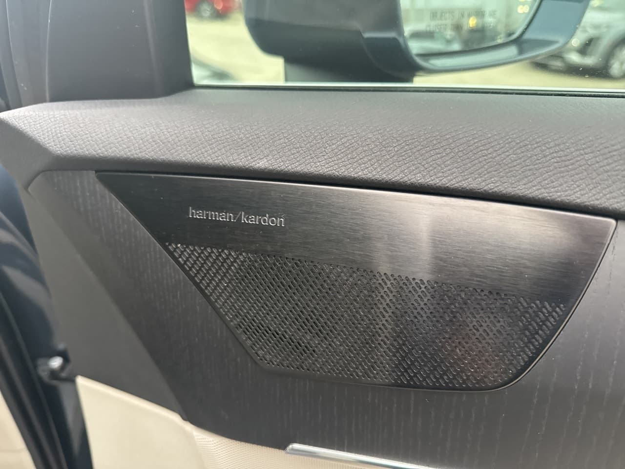 Volvo-XC90 Hybrid-12